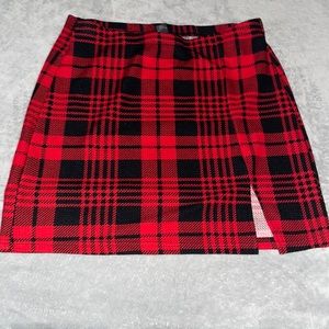 Plaid red and black mini skirt with slit